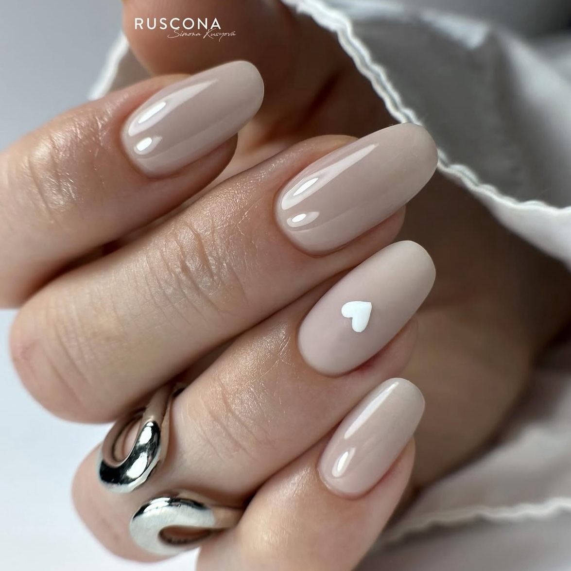 Nude-Nägel: Dezente Eleganz, die nie aus der Mode kommt