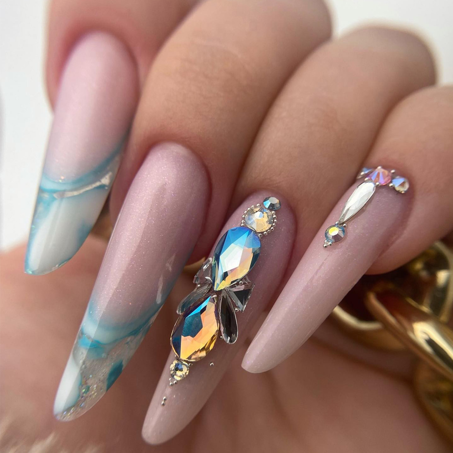 Mit DUAL FORMS kann auch ein absoluter Anfänger die Nagelmodellage betreiben!