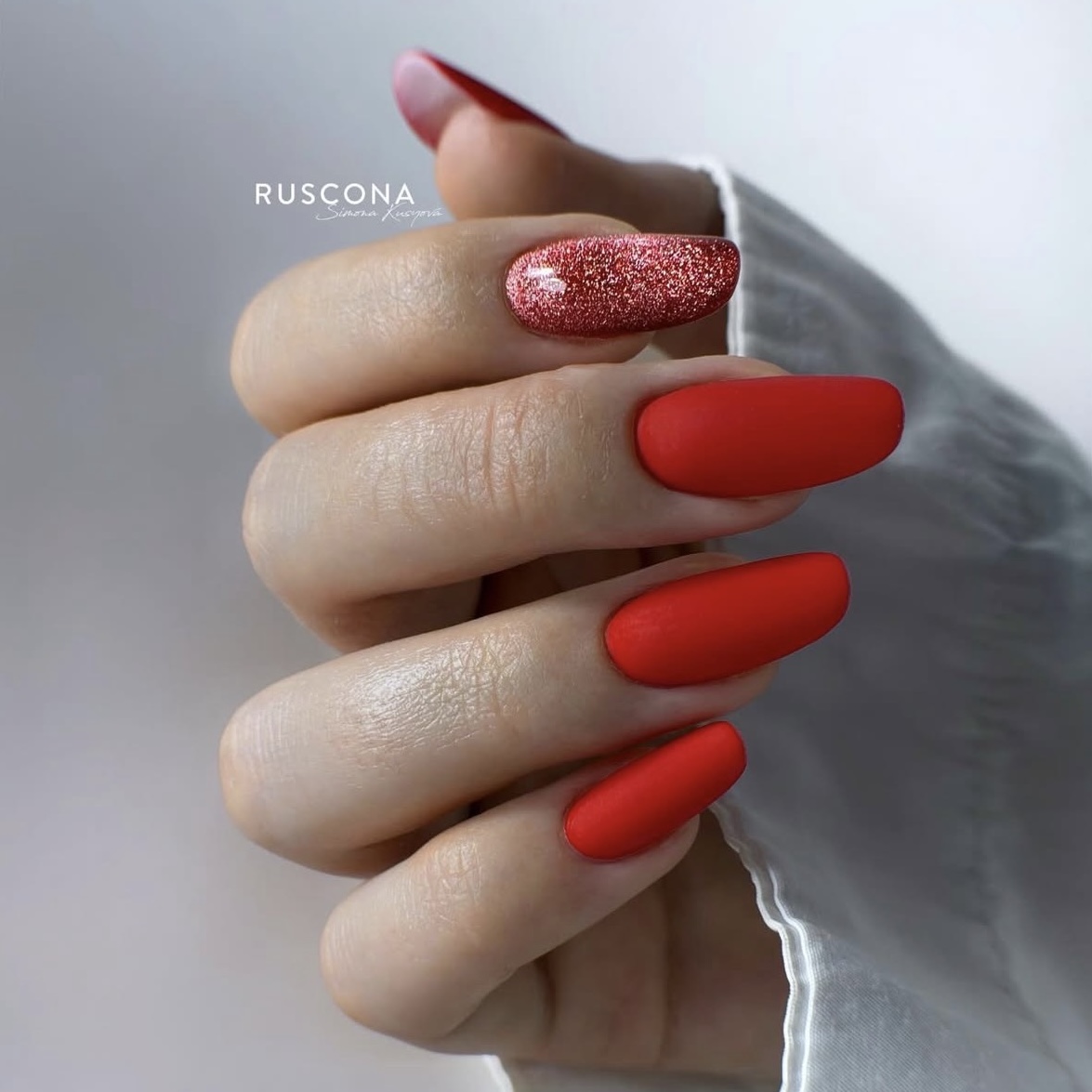 Inspirace na červené gelové nehty: Trendy a tipy pro rok 2026