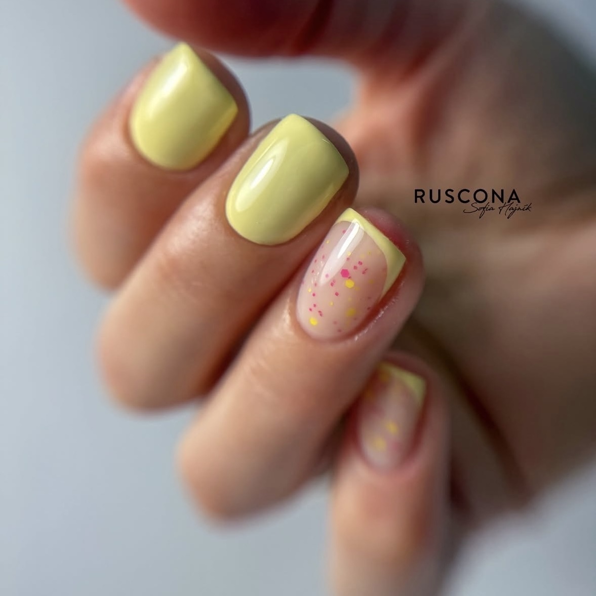 Velikonoční nehty 2026: trendy a inspirace