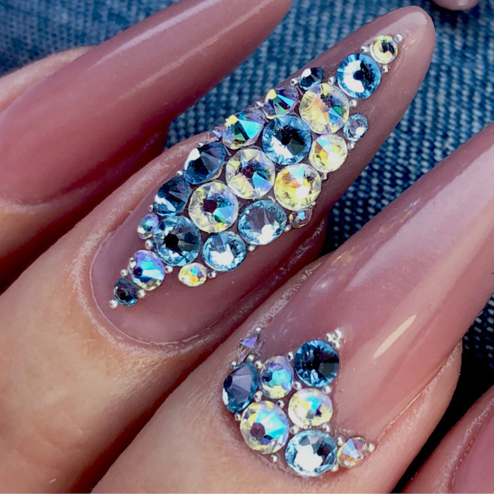 Nail Art Challenge: Manikúra osázená drahokamy