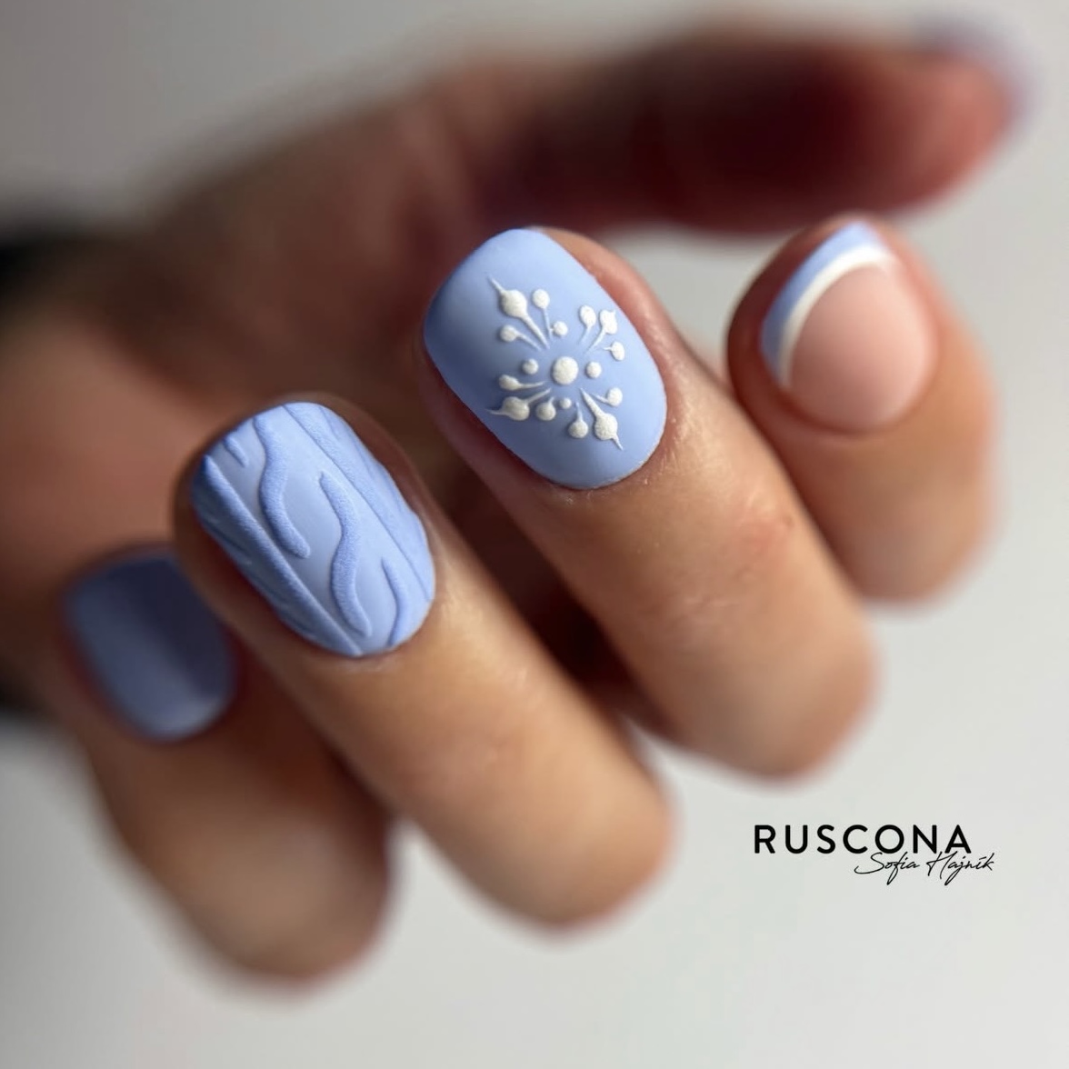 Zimní trendy v gelových nehtech 2026: Inspirace, motivy a tipy od RUSCONY