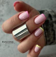 gelové nehty s růžovou a žlutou francouzskou manikúrou