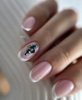 gelové nehty s bílou francouzskou manikúrou a kamínky