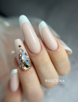 gelové nehty s bílou francouzskou manikúrou a kamínky