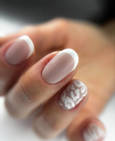 gelové nehty s bílou francouzskou manikúrou