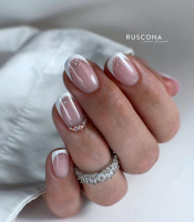 gelové nehty s bílou francouzskou manikúrou