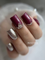  vínové gelové nehty se zlatým třpytivým zdobením