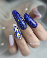  modré třpytivé gelové nehty s kamínky