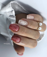  červené třpytivé gelové nehty