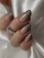 gelové nehty s tělově-šedým obmré