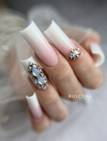 dlouhé ombré mléčné gelové nehty s kamínky