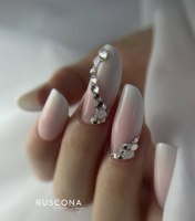 dlouhé mléčné ombré gelové nehty s kamínky