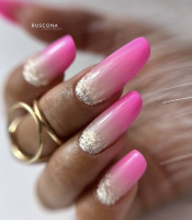 dlouhé mléčně růžové ombré gelové nehty se třpytkami