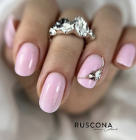  růžové gelové nehty s kamínky