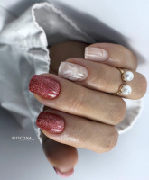  červeno-bílé gelové nehty