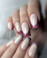  mléčné gelové nehty s fialovou třpytivou francouzskou manikúrou