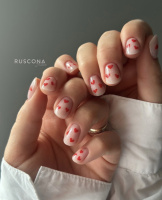  mléčné gelové nehty s červenými srdíčky