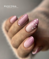  mléčné gelové nehty s třpytivým růžovým ombré a bílými srdíčky