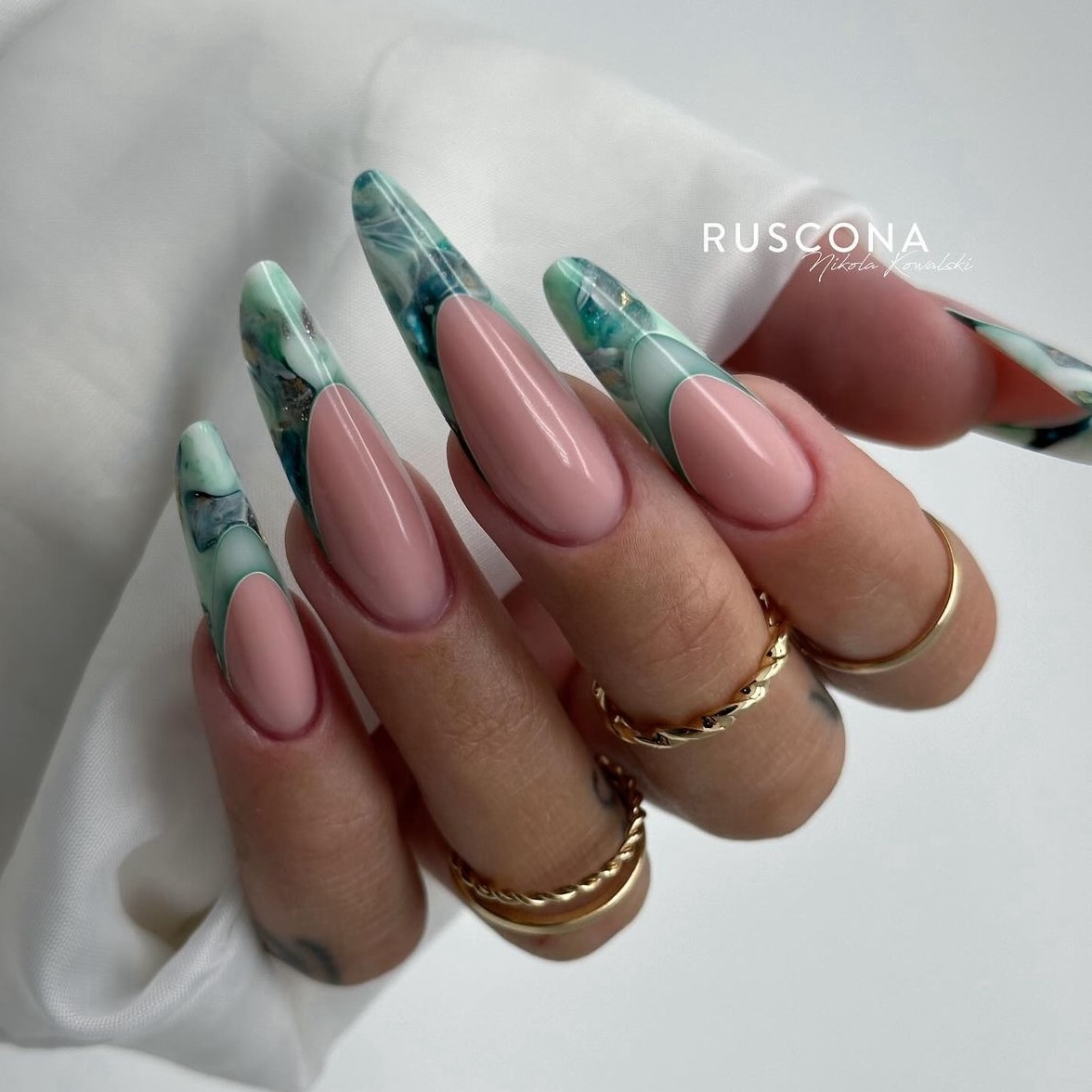 Seien Sie originell mit langen, extravaganten Nägeln