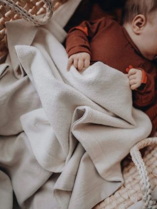 Ľanovo-biobavlnená deka je ideálna na denné aj nočné spánky bábätka, používame ju aj v interiéri, aj v aute, aj v kočíku...