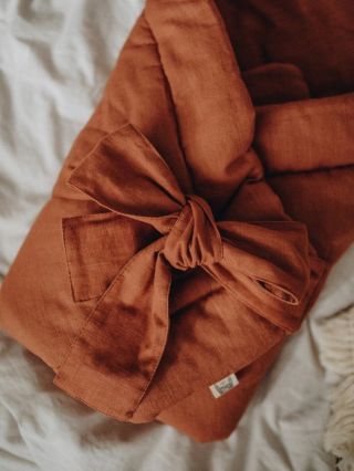 Organický ľan. Priedušný, jemný k citlivej pokožke a vhodný už od prvých dní života – zároveň dostatočne pevný, aby...