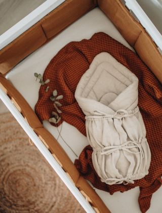 Keď si pritiahnete bábätko k sebe a svet na chvíľu spomalí. Presne na tieto obyčajné, tiché chvíle myslíme pri tvorbe...