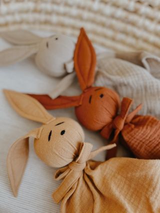 Ach 🥰 Ak túžiš po estetickej hračke, ktorú bude mať bábätko so sebou v postieľke a bude jeho kamarátom pri zaspávaní,...