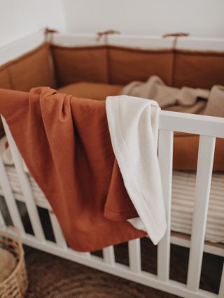 Z jednej strany organický ľan, z druhej biobavlnený baranček. Obľúbená jarná deka do postieľky aj do kočíka 🌿