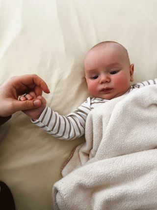 Naše bábätkové bábätko vo svojej obľúbenej dečinke 🐑