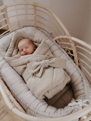 Malinký človiečik v bezpečí prírodných materiálov ako je náš organický ľan - tak sa jednoducho spinká príjemne 🤍