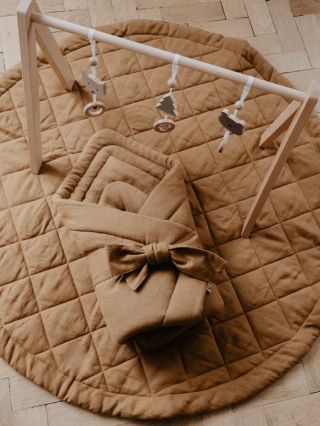 Menej zbytočných podnetov = spokojnejšie bábätko. 🤍 Viac hračiek a farieb neznamená šťastnejšie dieťa. Práve naopak. Náš...