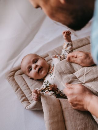 Naša zavinovačka pomáha aj oteckom, ktorí sa s láskou starajú o svoje deti. Ľan je preukázane tkanina, ktorá prispieva k...