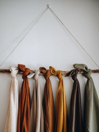 Máme radi farby, ktoré v prestimulovanom svete pôsobia pokojne a útulne. Preto sme ich dali na naše mušelínky pre bábätká.