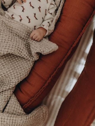 Tehlová ľanová výbavička je naša DRUHÁ NAJPREDÁVANEJŠIA. Jej krásny teplý odtieň dáva každej postieľke útulnosť a hodí sa...