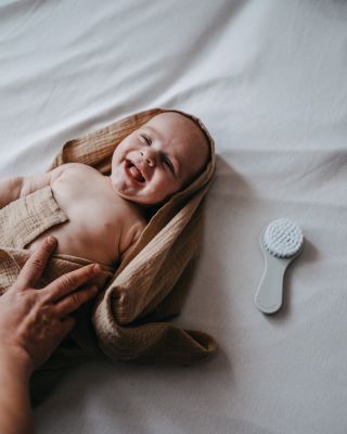 Bábätko urobí lásku silnejšou, dni kratšími, noci dlhšími, domov šťastnejším, oblečenie špinavším, minulosť zabudnutou a...