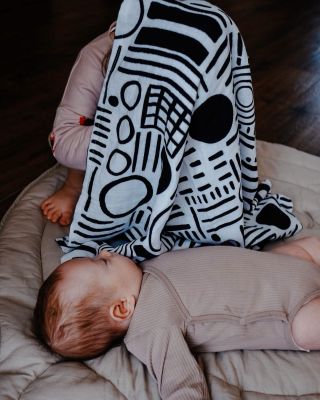 Keď máš deti “2 under 2”, kontrastná mušelínka vie byť obrovským pomocníkom a darovať mame pár voľných chvíľ. :)