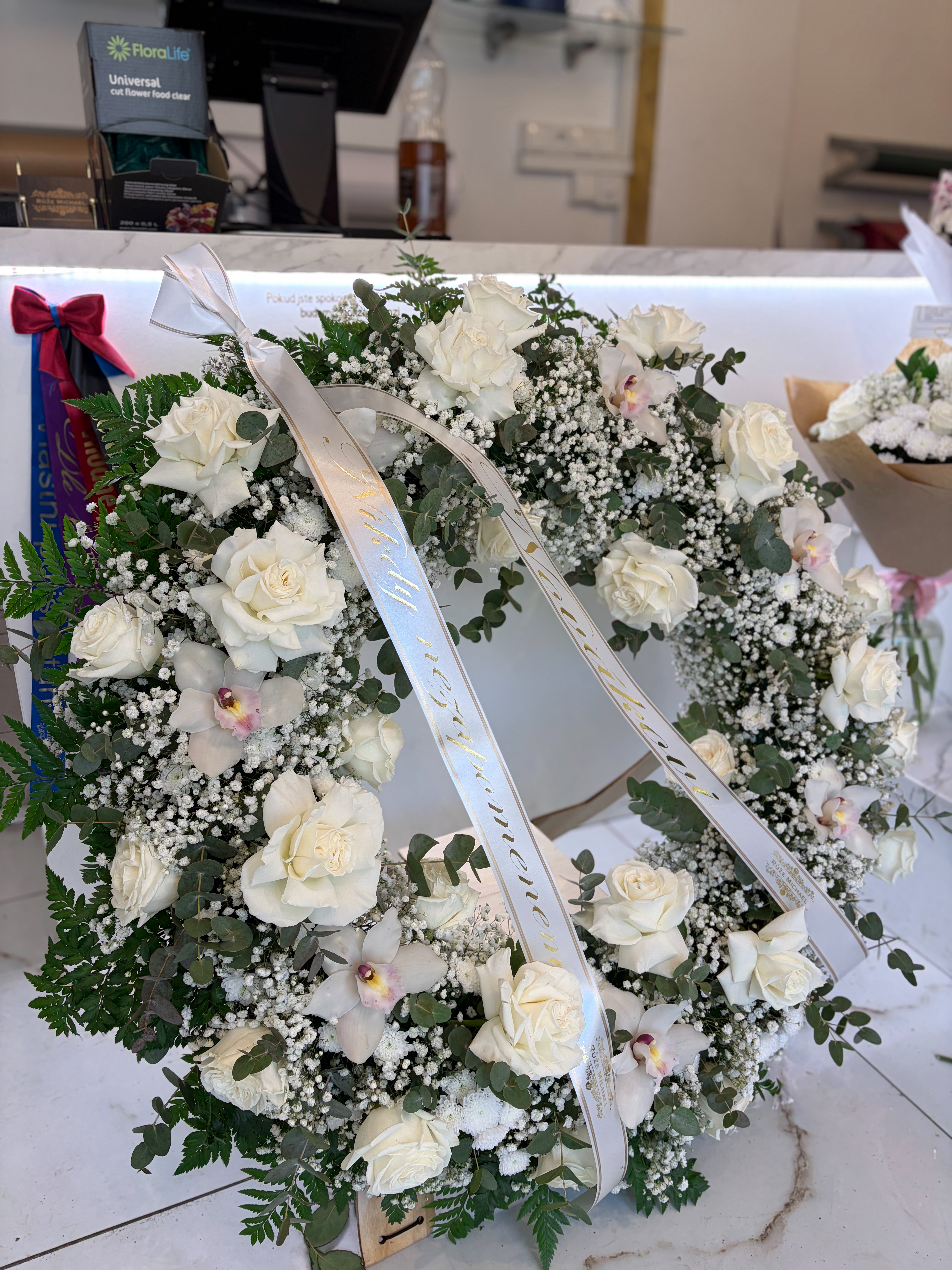 Smuteční floristika Růže Michael elegantní květinová vazba