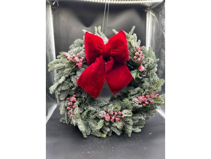 Luxusní vánoční věnec se zasněženým chvojím a červenou mašlí
