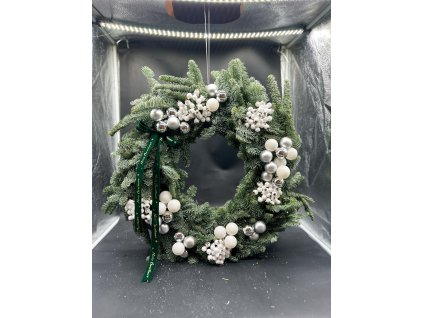 Vánoční věnec White Winter Elegance v bílo-stříbrném stylu
