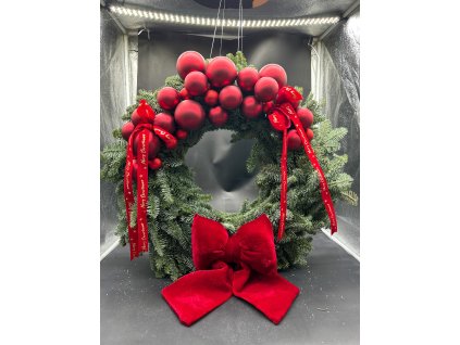 Luxusní vánoční věnec Grand Red Elegance s červenými koulemi a sametovou mašlí