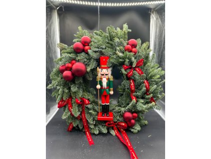 Luxusní vánoční věnec s figurkou louskáčka a červenými koulemi