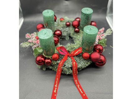 Luxusní adventní věnec z jedle kavkazské v červeno-zeleném stylu se zelenými svícemi a vánoční mašlí.