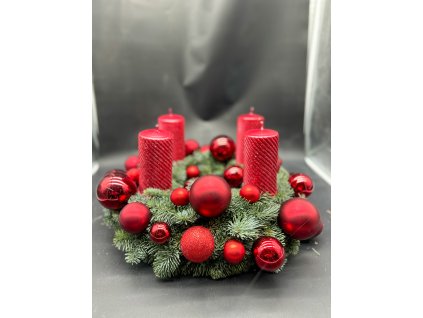 Luxusní adventní věnec z jedle kavkazské v červeném provedení s třpytivými svícemi a velkými ozdobami.