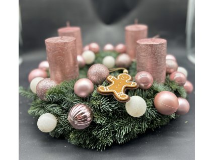 Růžový adventní věnec z jedle kavkazské s perníčkovou ozdobou a růžovými svícemi.