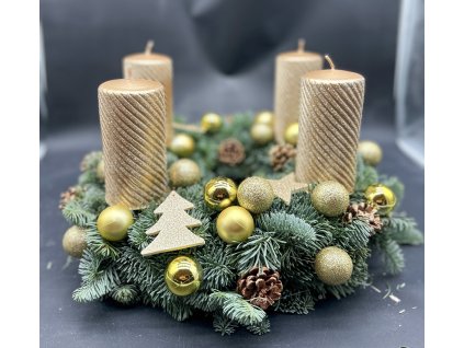 Luxusní zlatý adventní věnec s třpytivými svícemi, zlatými koulemi a šiškami na jedli kavkazské.