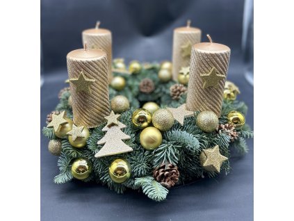 Luxusní zlatý adventní věnec vlajkové kolekce s prémiovými svícemi a bohatými zlatými dekoracemi.