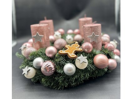 Luxusní růžový adventní věnec s perníčkem, růžovými svícemi a stříbrnými hvězdami.