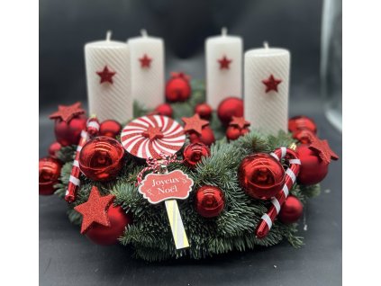 Luxusní adventní věnec Candy Cane se bílými svícemi, červenými ozdobami a dekorací lízátka.