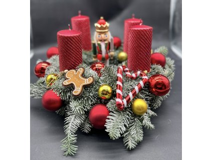 Luxusní adventní věnec s červenými svícemi, Louskáčkem a cukrovými hůlkami.